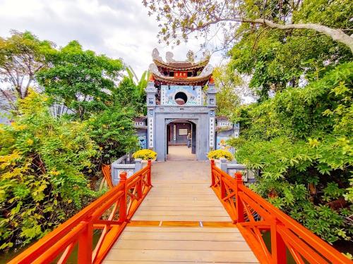 Ngoc Son temple